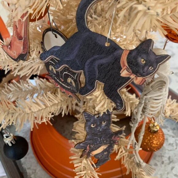 HALLOWEEN REPO FEATHER TREE 15 "*METAL COLLAR*22 ORNAMENTS*12 W00D CHARACTERS - Picture 2 of 15